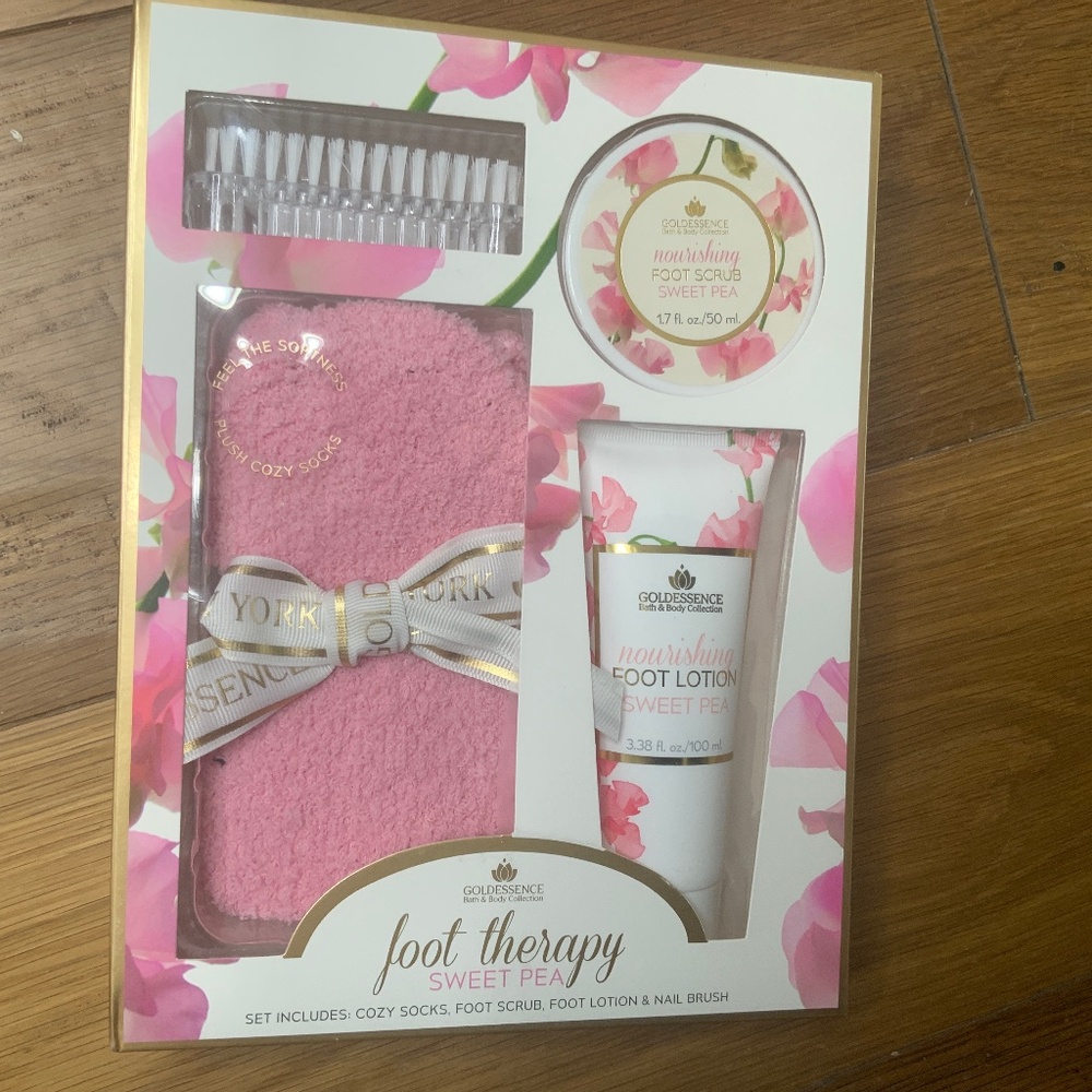 Goldessence Bath & Body Foot Therapy Set Sweet Pea (Socks, Scrub, Lotion & Brush